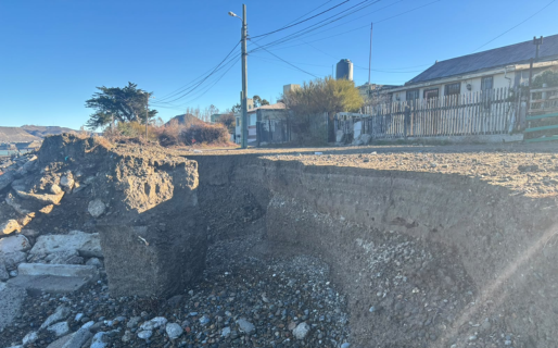 El mar erosionó parte de una calle y hay preocupación por la marejada del jueves