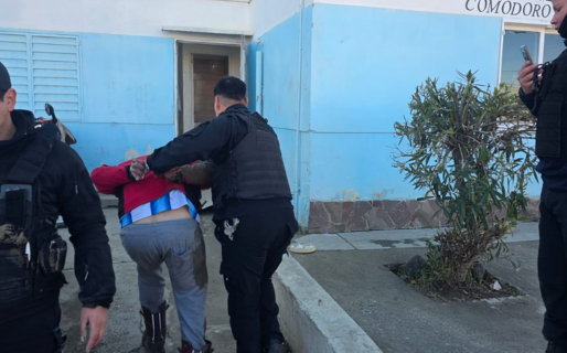 Irrumpió en la casa de su ex, se atrincheró en el garaje y quiso enfrentar a la Policía con un machete