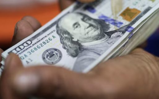 Habilitan cuentas sueldo en dólares para que las empresas puedan pagar salarios en moneda extranjera