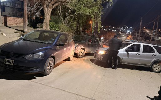 Borracho al volante chocó dos autos estacionados