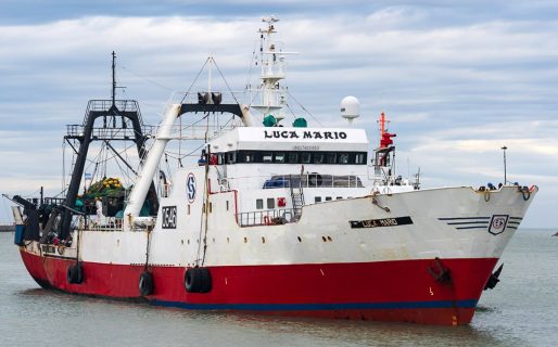 Desesperada búsqueda de un marinero que cayó al mar desde un pesquero