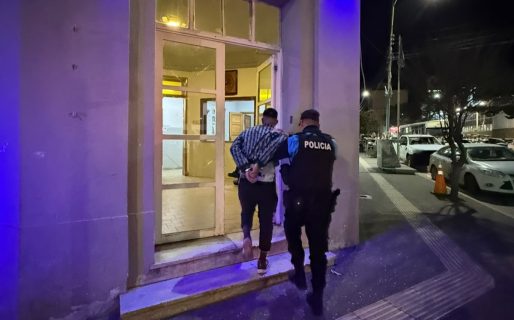 Escándalo en la Terminal: Dos vendedores ambulantes terminaron detenidos tras insultar a pasajeros y resistirse a la Policía