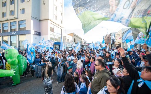 <strong>Sin incidentes: unas 20 mil personas celebraron el triunfo de Argentina en el centro de Comodoro</strong>