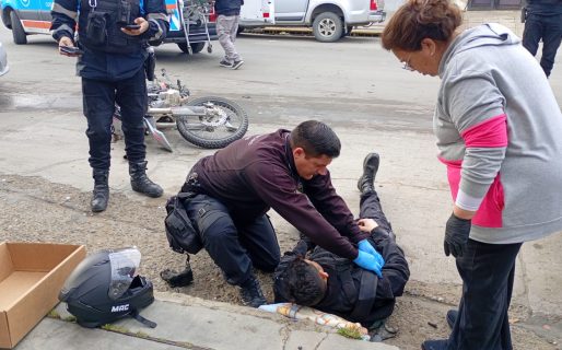 Un policía salió despedido de su moto tras un violento choque