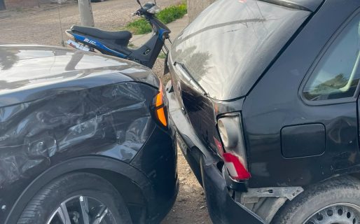 Triple choque: una camioneta impactó contra una Ford Territory y un auto estacionado