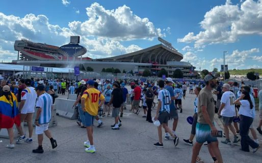 Miles de hinchas argentinos entran al estadio de Kansas donde la Selección enfrentará a Suiza