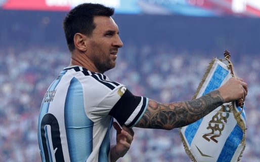 El homenaje de la selección argentina para Antonio Rattín en el partido frente a Suiza por el Mundial
