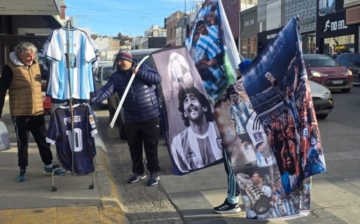 <strong>Con expectativa por la semifinal, vendedores ambulantes esperan el último impulso de las ventas</strong>
