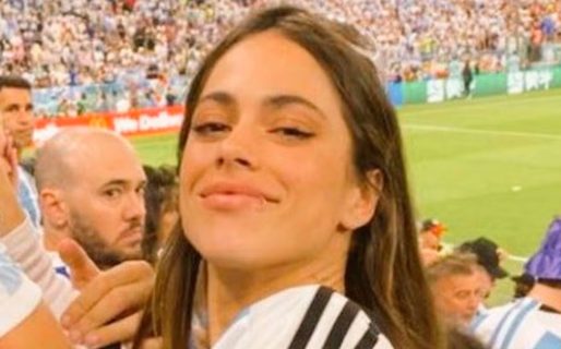 Así vivió Tini Stoessel el triunfo de la Argentina ante Inglaterra: amigas, camisetas y un mensaje para De Paul