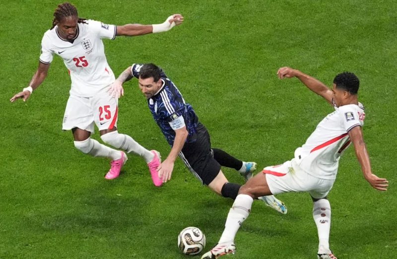 Argentina e Inglaterra empatan en un primer tiempo de máxima tensión y sin situaciones claras de gol