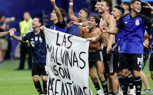 La bandera con un mensaje por las Malvinas que mostraron los jugadores en pleno campo de juego