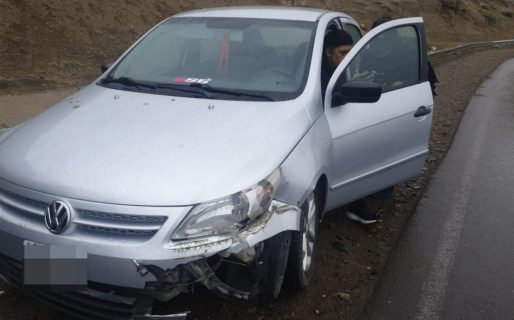 Un auto despistó frente al Cenotafio en medio de la lluvia