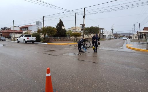 Un ciclista de 68 años fue atropellado por una camioneta y terminó hospitalizado