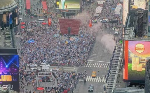 Miles de hinchas de la Selección argentina realizan un banderazo en Times Square a horas de la final del Mundial