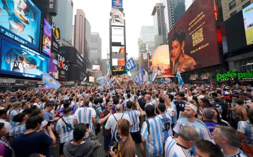 Miles de hinchas de la Selección argentina realizan un banderazo en Times Square a horas de la final del Mundial