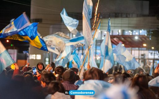 Cientos de comodorenses coparon el centro en agradecimiento a la Selección