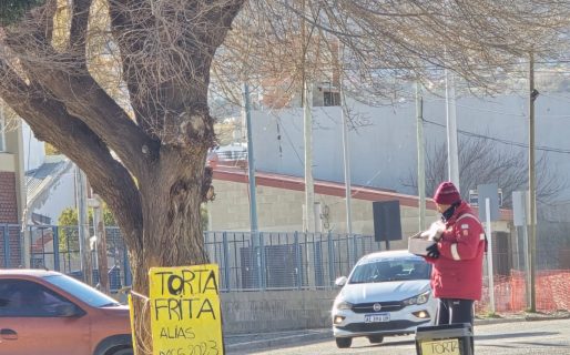 Hace siete años vende tortas fritas en la calle para mantener a su familia: «Es nuestro único sustento»