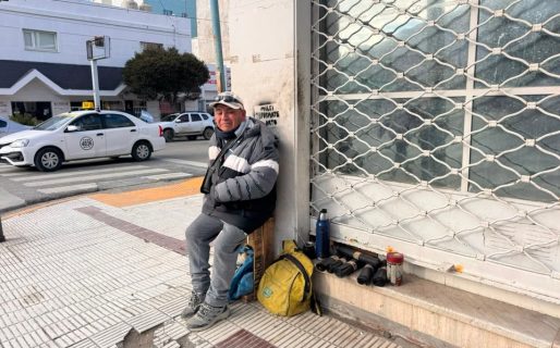 Tras un ACV, un incendio y la muerte de su hijo, eligió seguir de pie trabajando en la calle
