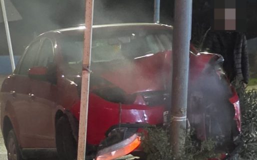 Un auto despistó y chocó contra un semáforo en avenida Yrigoyen