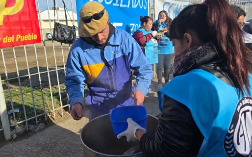 La CCC realiza una olla popular en Comodoro en apoyo a jubilados y en defensa del plan «Volver al Trabajo»