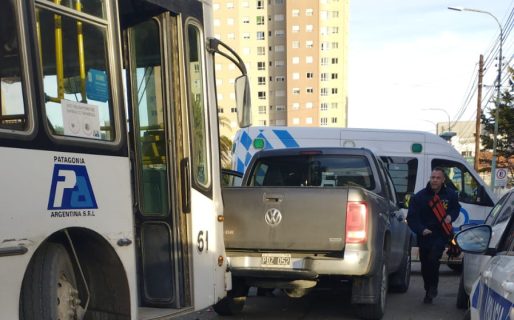 <strong>Un colectivo chocó contra una camioneta en el centro y una pasajera fue hospitalizada</strong>