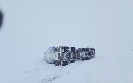 La nieve y el hielo provocaron el vuelco de un camión que transportaba gas licuado