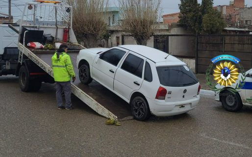 Le robaron el auto a punta de pistola, recibió un llamado anónimo y lo encontró semidesarmado