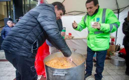 Empleados municipales realizaron una olla popular frente al Concejo en reclamo por la situación salarial