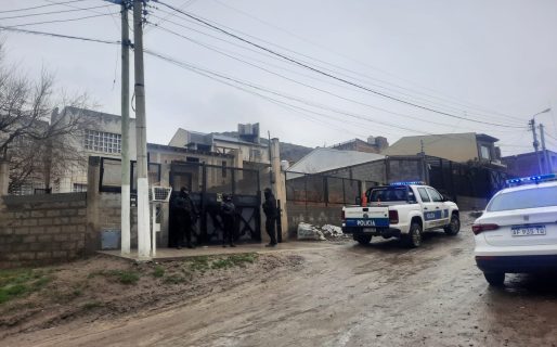 Un vecino amenazó con un arma a trabajadores de internet y terminó con un allanamiento