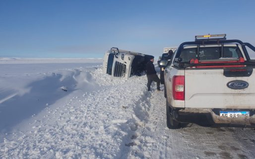 Volcó un camión que transportaba bebidas alcohólicas sobre la Ruta 260