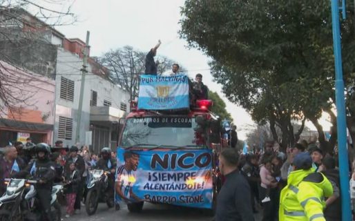 Nico González fue declarado ciudadano ilustre de Escobar y recibió el cariño de los vecinos desde el techo de un autobomba