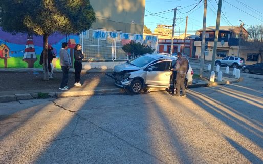 Dos autos chocaron en una esquina céntrica y los conductores fueron asistidos por una ambulancia