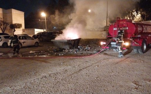 Bomberos sofocaron el incendio de un contenedor en el barrio 30 de Octubre