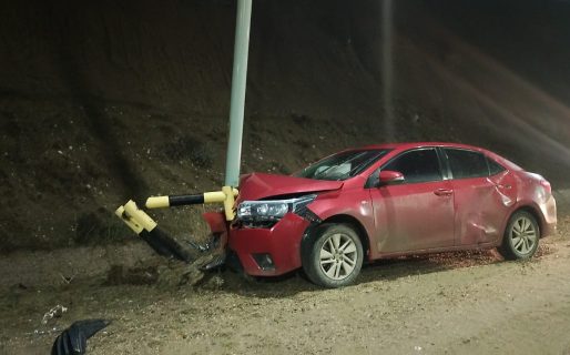 Perdió el control del auto y chocó contra un poste