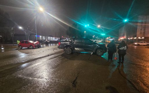 Manejaba borracho, cruzó el semáforo en rojo y provocó un fuerte choque