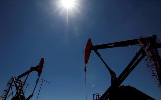 El petróleo subió casi 7,5% por la tensión en Medio Oriente y el riesgo país volvió a los 445 puntos