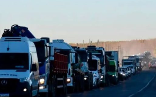 Un gobernador quiere poner peajes a los camiones que van a Vaca Muerta: argumenta que el tránsito pesado creció el 900%