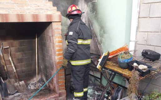 Una pérdida de gas provocó un incendio parcial en una vivienda de Km 8