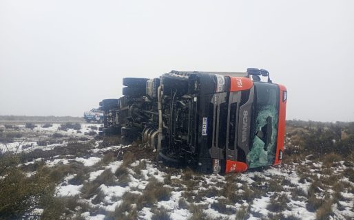 Un camión volcó a la altura del Kilómetro 1.738 a causa de la nieve y el hielo