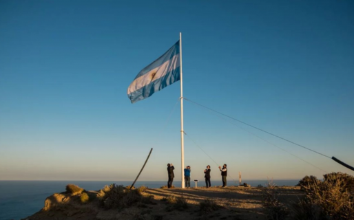 Robaron la bandera del cerro Chenque