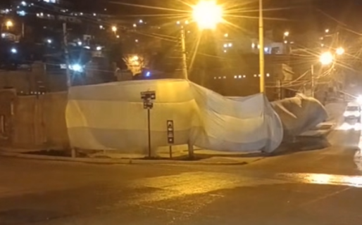 Una gigantesca bandera argentina cubrió por completo una vivienda del Pietrobelli
