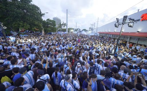 Locura en Miami: El video de los más de 30.000 argentinos que coparon las calles con un banderazo histórico