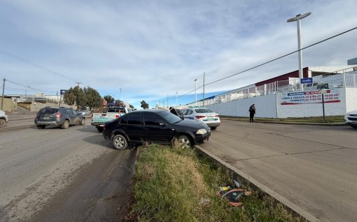 Un auto fue abandonado en plena vía pública: La Policía lo trasladó y labró el acta de infracción 