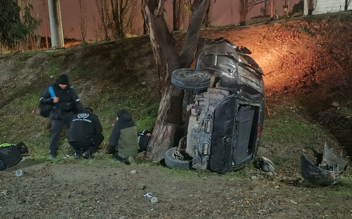 Fuerte vuelco en la «curva del Papa»: una conductora fue hospitalizada y su estado es reservado