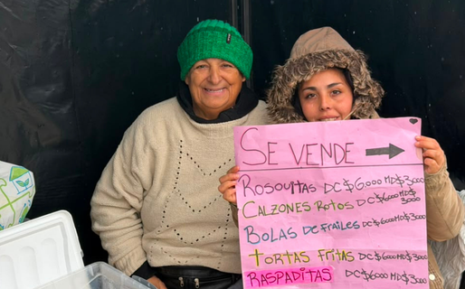 A pesar del frío y la lluvia, Carlota sigue apostando al trabajo diario: vende tortas fritas, rosquitas y raspaditas