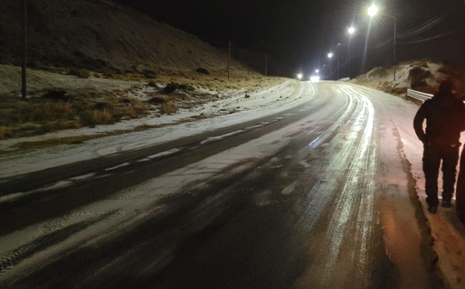 El hielo sobre la calzada obliga a cerrar el Camino Centenario: recomiendan evitar las pendientes