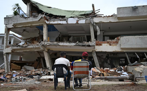 “No lo voy a dejar solo”: la vigilia de un hombre junto al cuerpo de su sobrino muerto en los terremotos de Venezuela