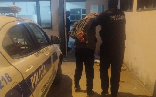 Fue hasta la vivienda de un hombre para amenazarlo con un cuchillo y terminó detenido