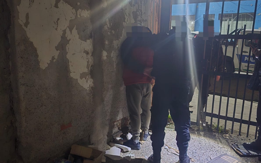Saltó un cerco de casi tres metros para robar herramientas, pero los propietarios lo redujeron