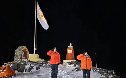 Entre la nieve y el frío polar, la dotación antártica renovó su compromiso con la Patria